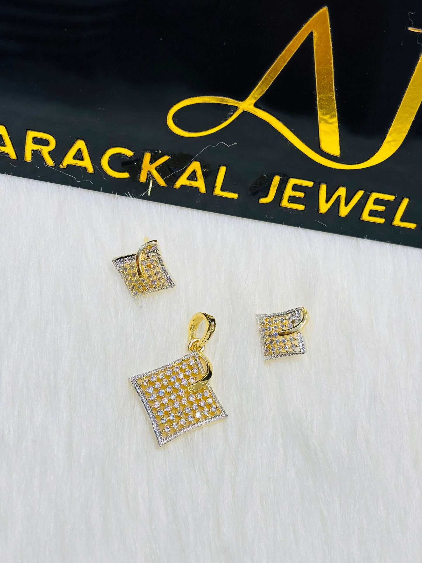 Premium quality micro gold plated daimond replica pendant set product code N255