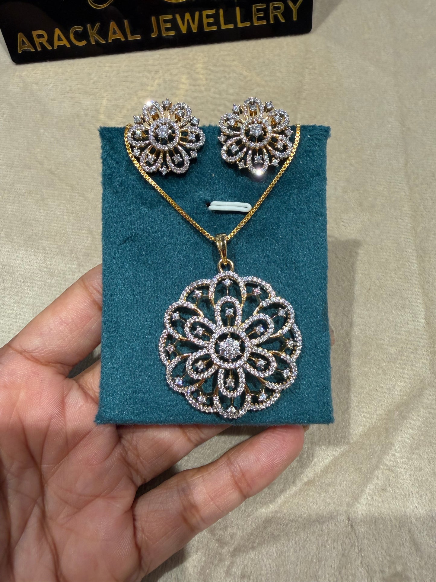 Premium diamond finish pendant set product code D386