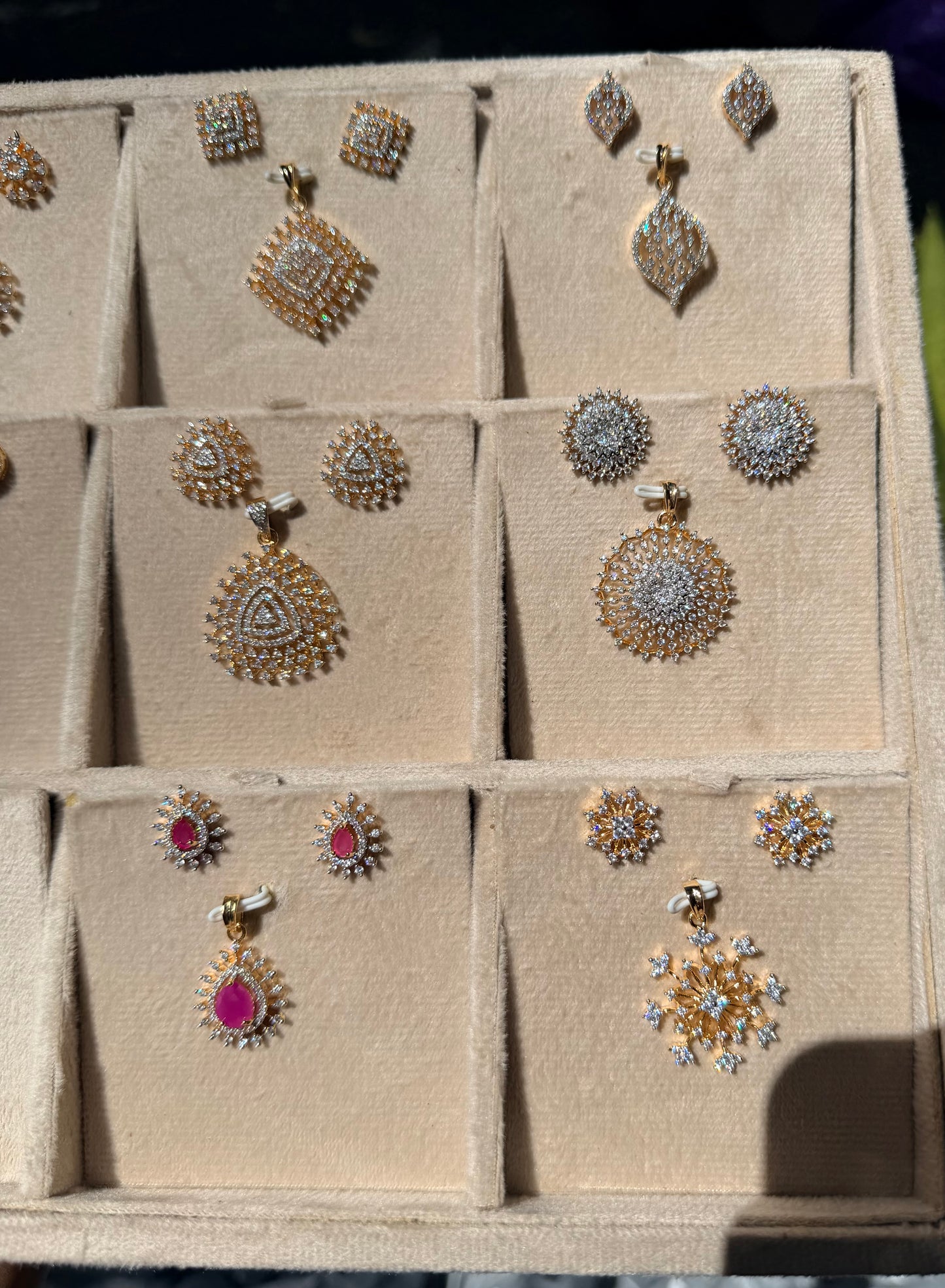 Premium diamond finish pendant set product code D400