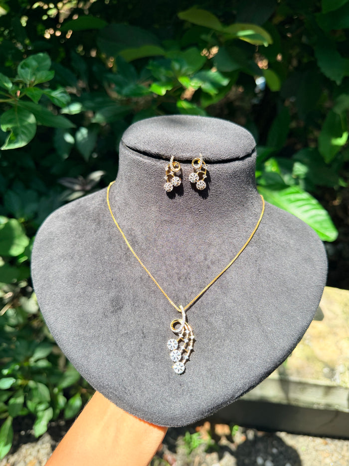 Premium diamond finish pendant set with chain product code D434