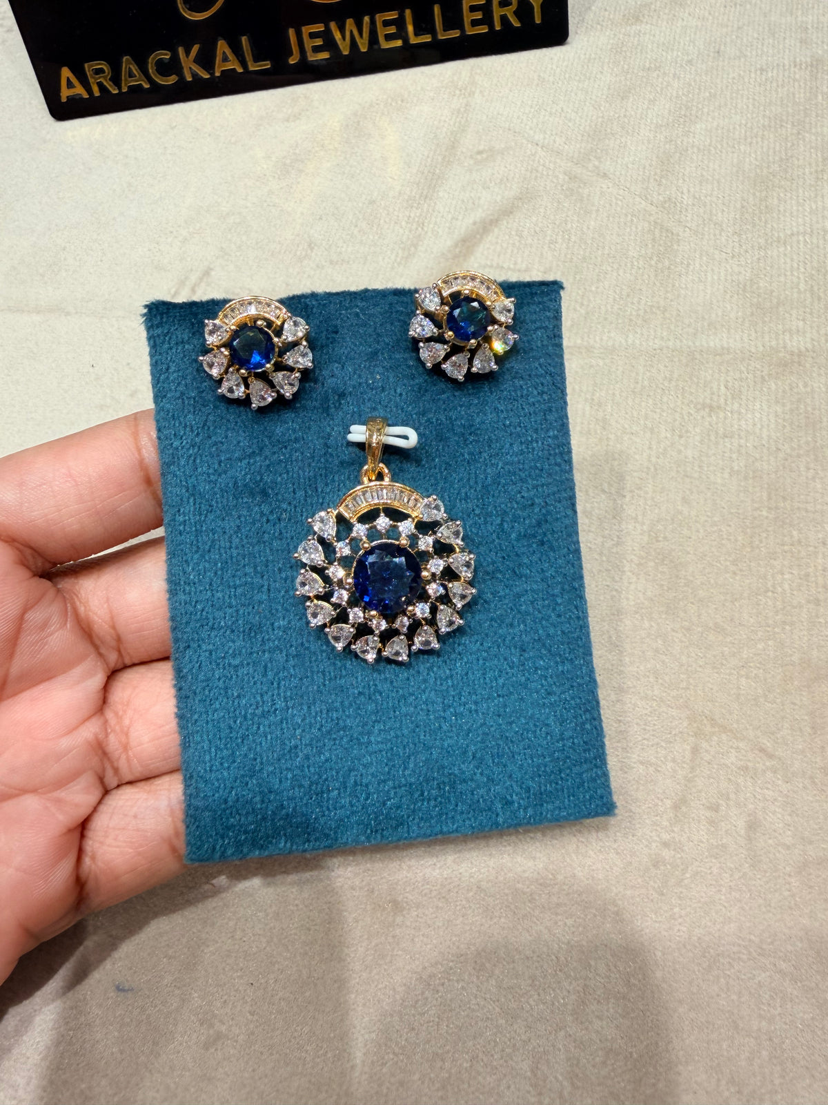 Premium diamond finish pendant set product code D402