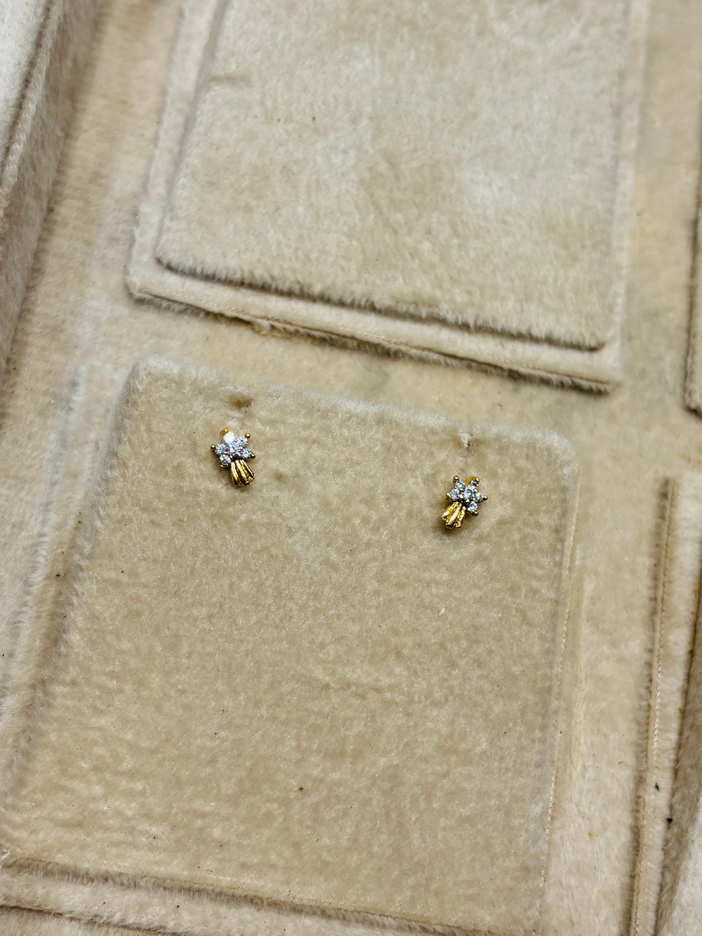 Premium gold plated daily wear screw back ad second stud /nosepins product code E65