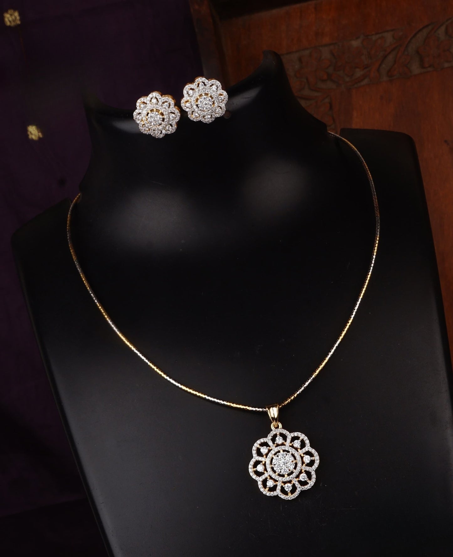 Stunning premium diamond finish pendant chain set