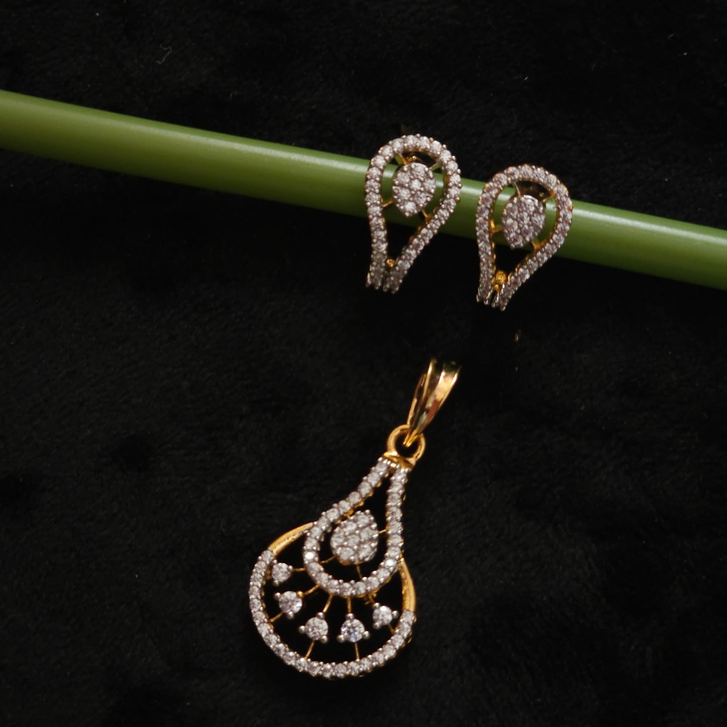 Premium diamond finish pendant set product code 121