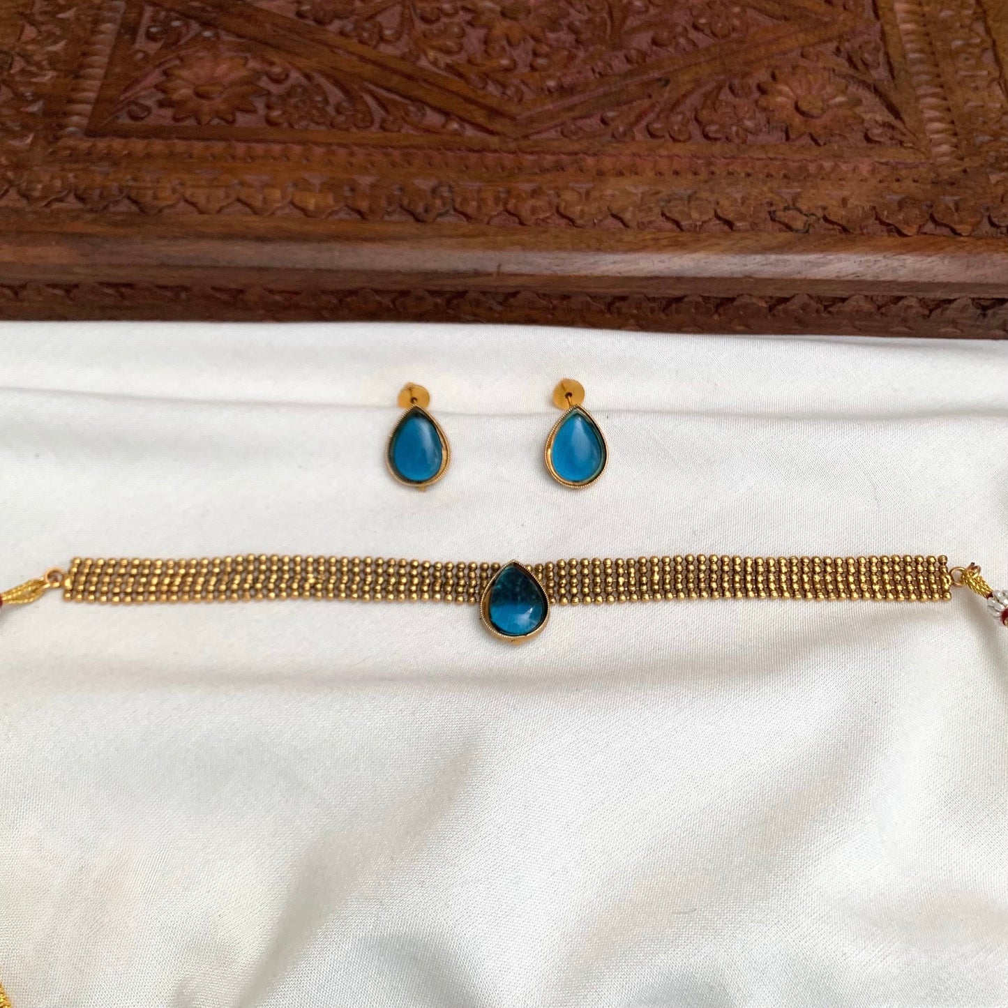 Premium elegant teardrop stone choker set product code T129