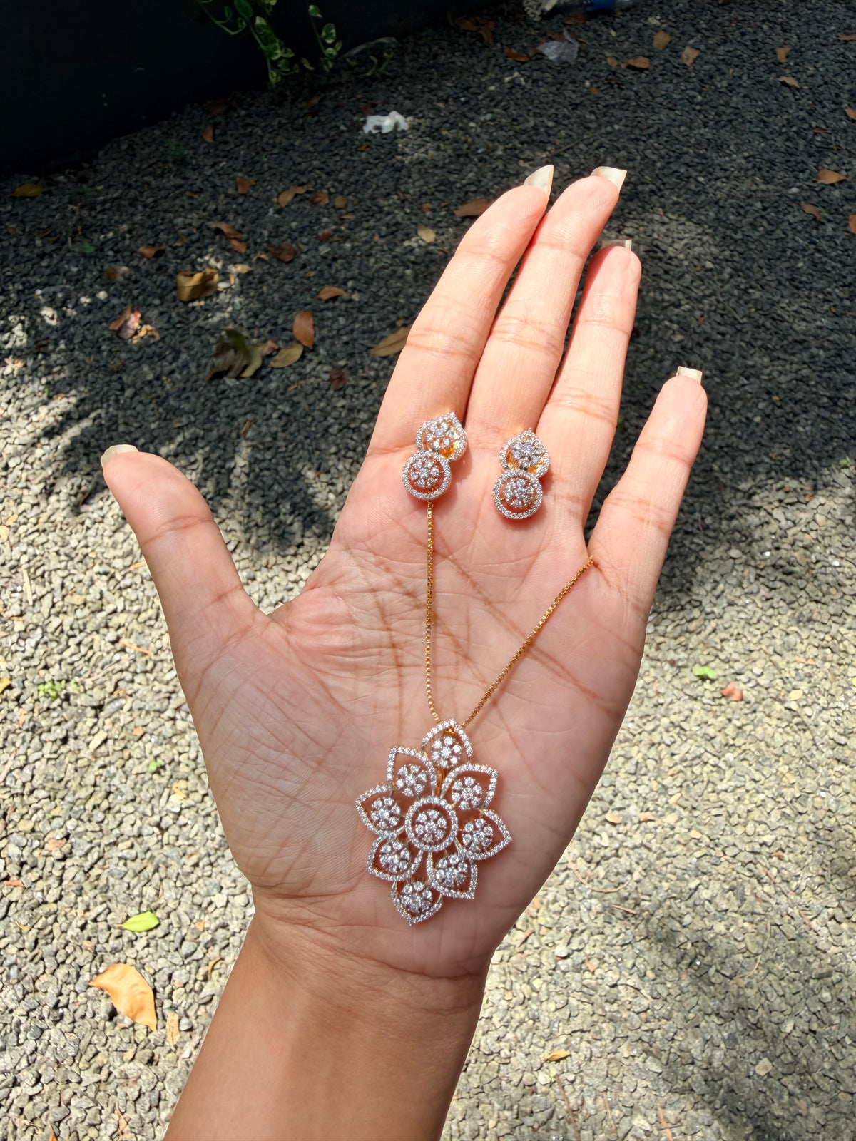 Premium diamond finish pendant set with chain product code D405