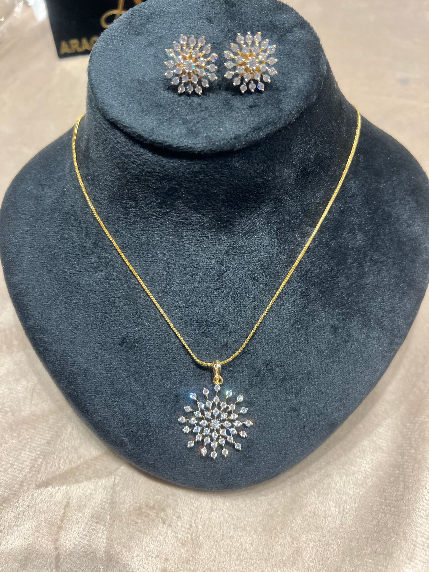 Premium diamond finish pendant set with 8pidi chain product code D342