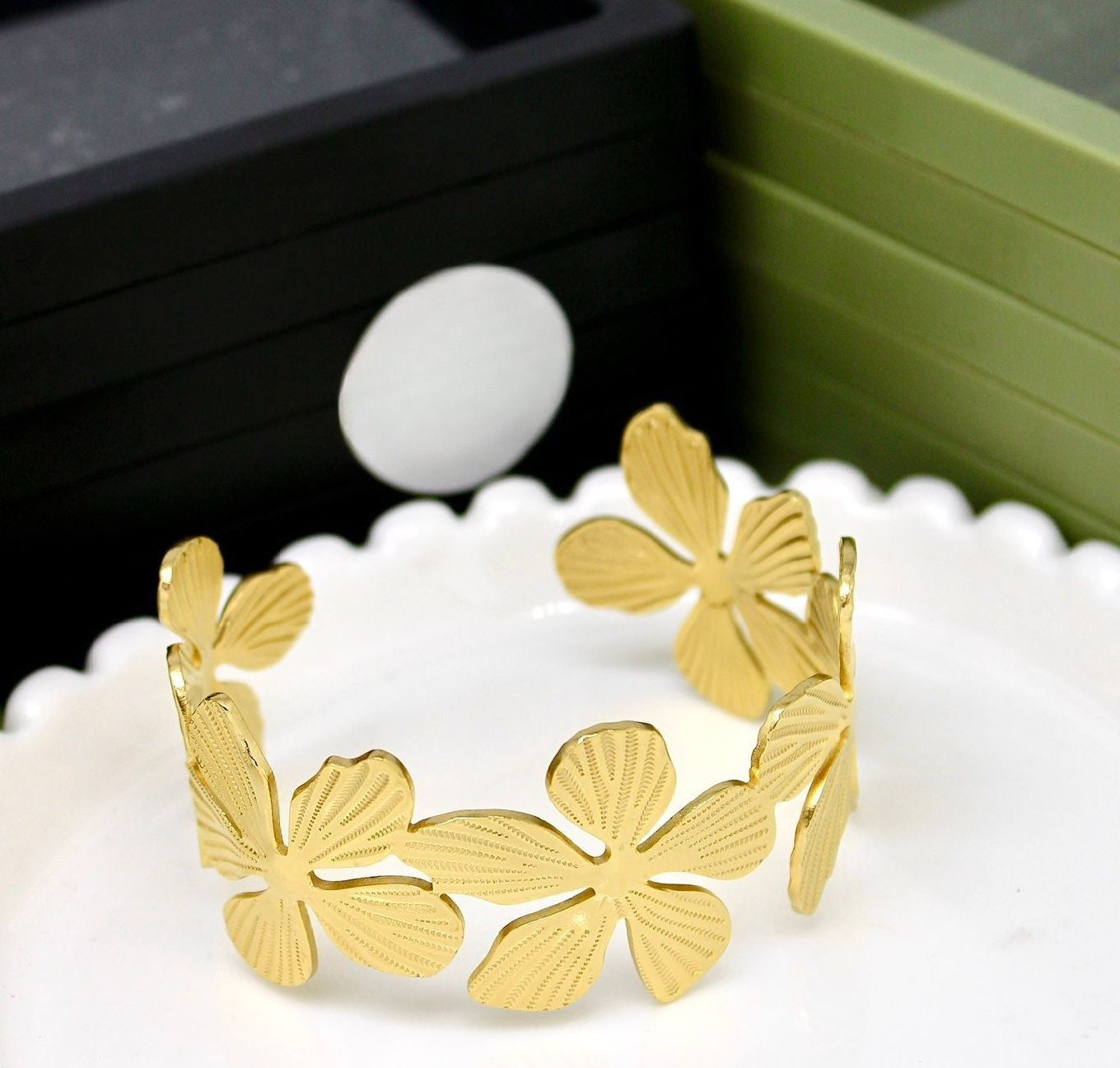 Stainless steel 18k gold plated flower cuff bracelet