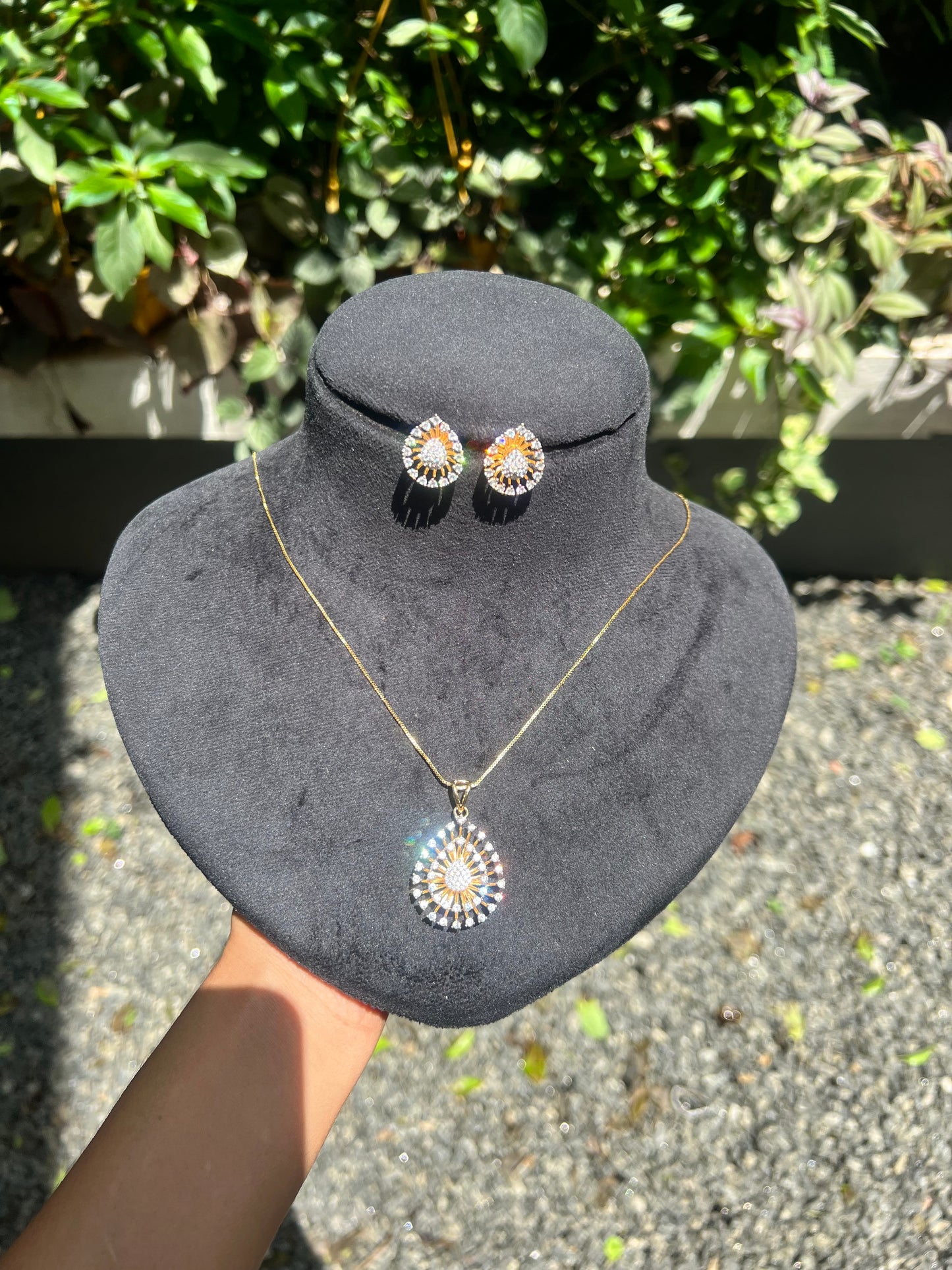 Premium diamond finish pendant set with chain product code D280