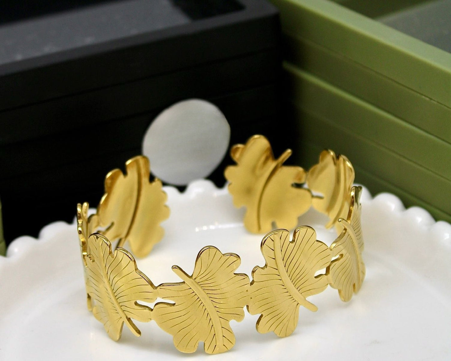 Water resistant leaf pattern cuff