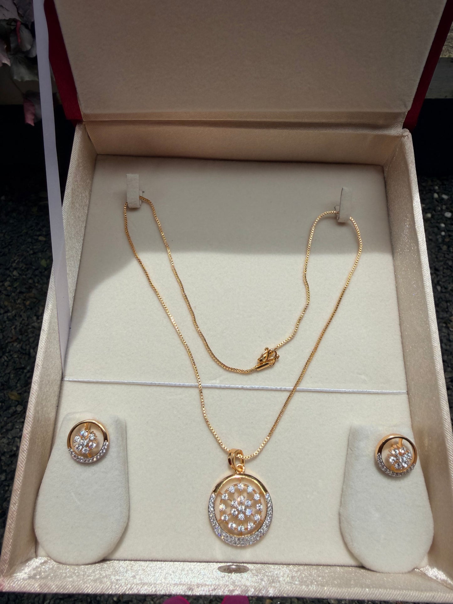 Premium diamond finish pendant set with chain product code D387