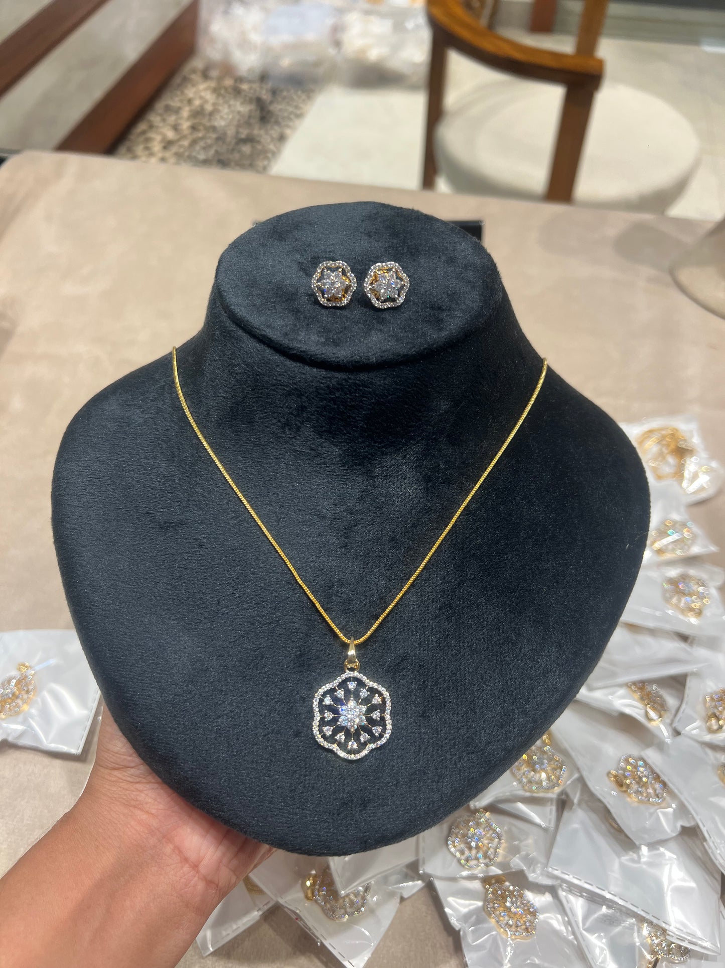 Premium daimond finish pendant set with 8pidichain product code D340