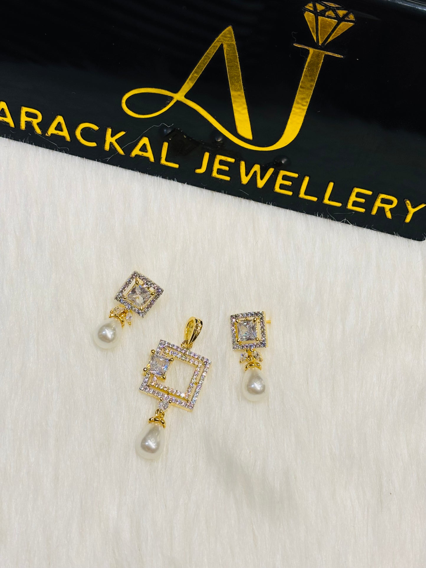 Premium quality micro gold plated daimond replica pendant set product code N255
