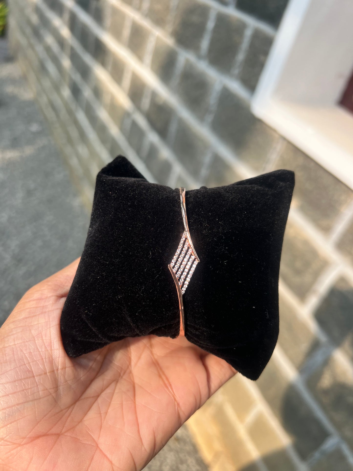 Premium rose gold polish diamond look openable bracelet product code B118