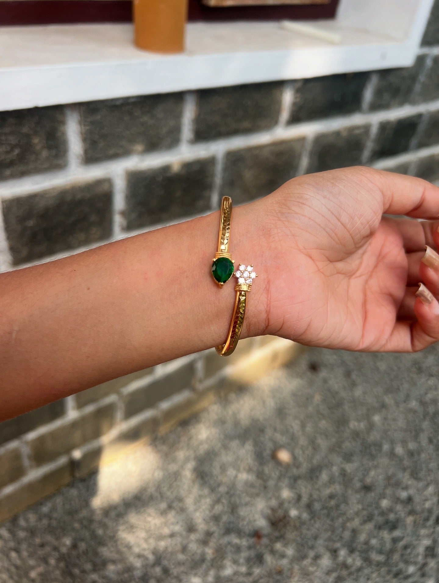 Premium gold plated twisted openable bracelet product code B69