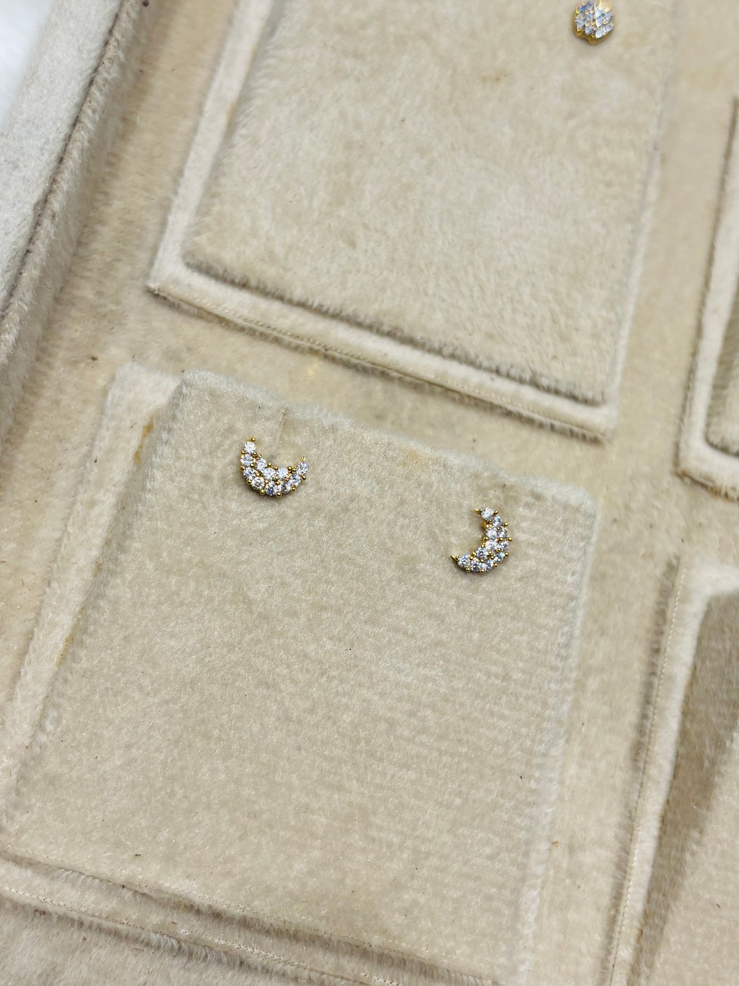 Premium gold plated daily wear screw back ad second stud /nosepins product code E65