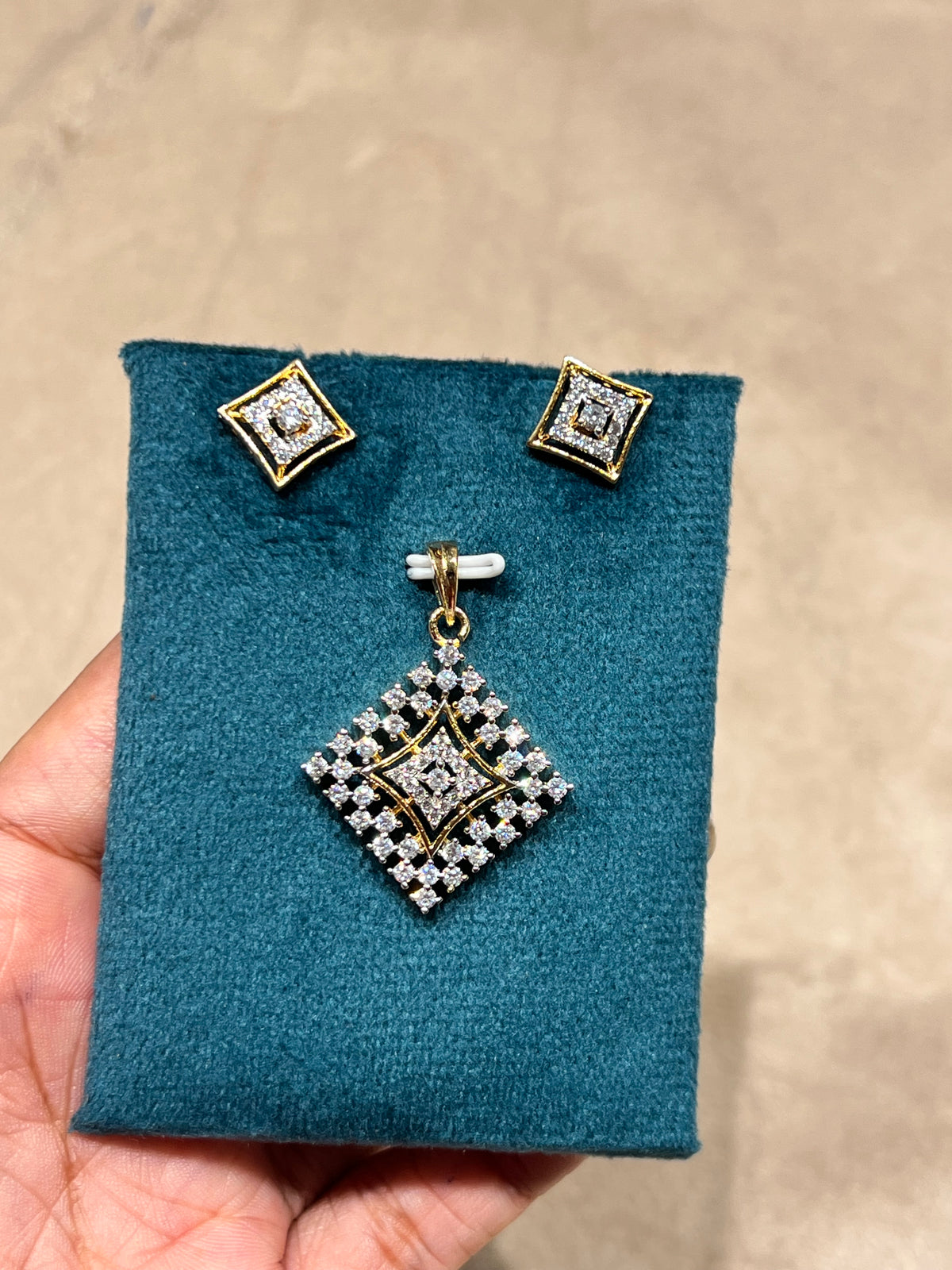 Premium diamond finish pendant set with chain product code D363