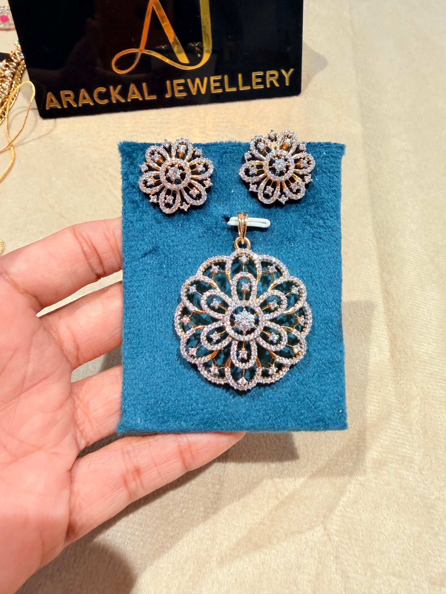 Premium diamond finish pendant set product code D386