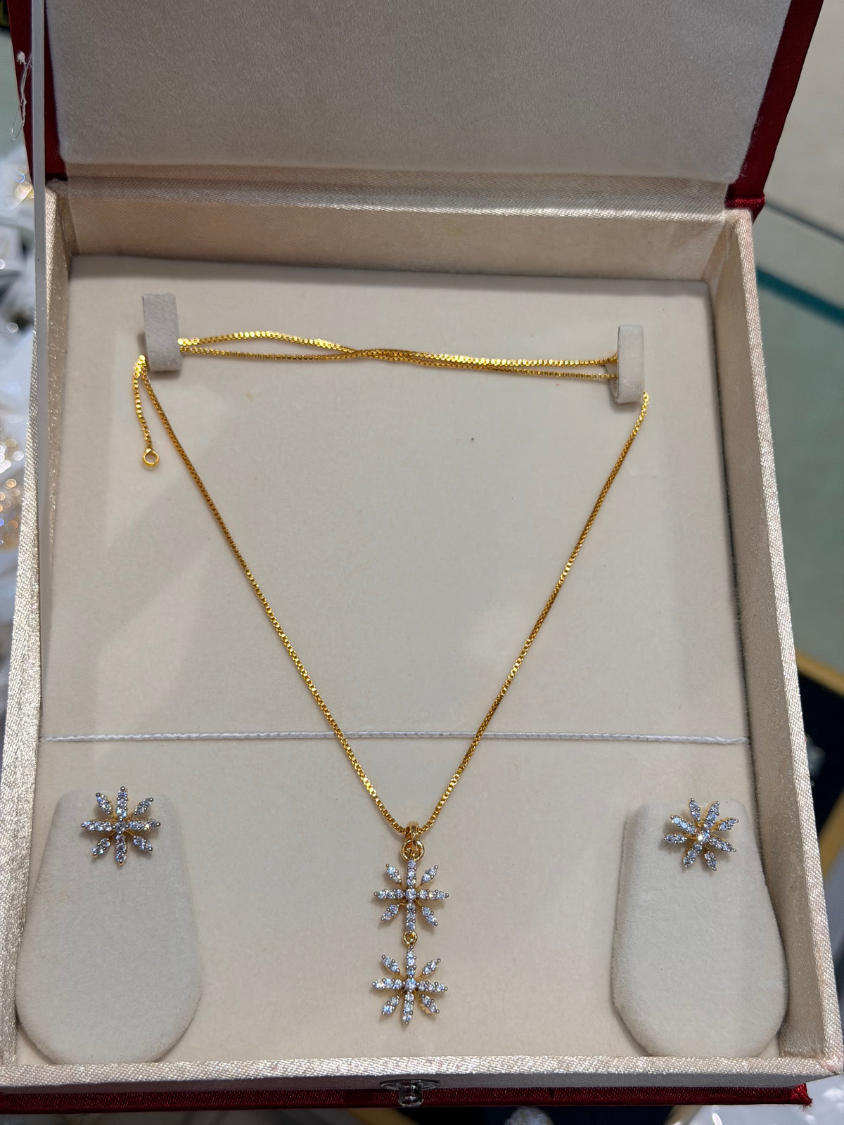 Premium party wear diamond finish pendant set product code D425