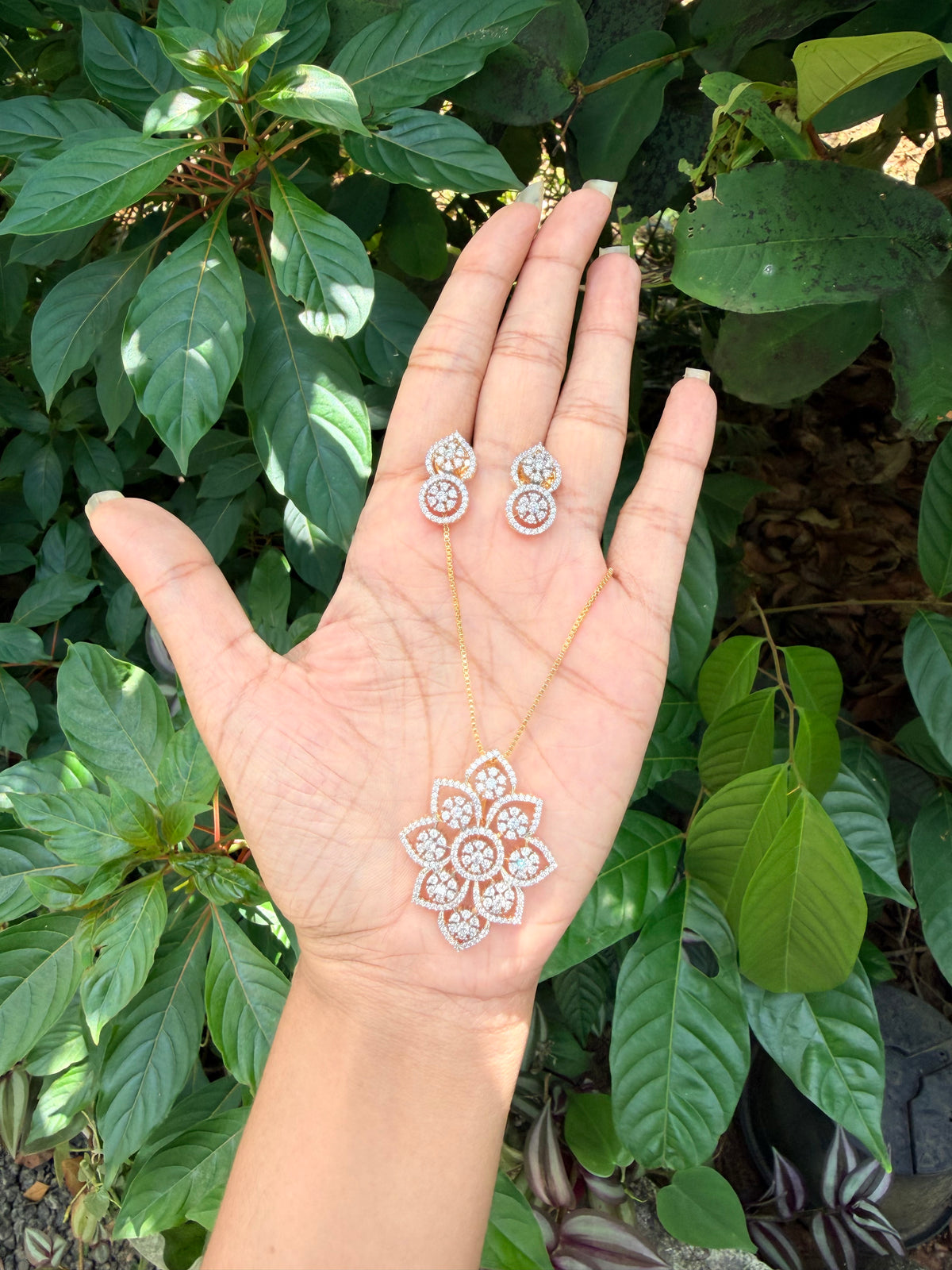 Premium diamond finish pendant set with chain product code D405