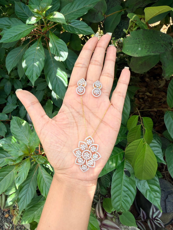 Premium diamond finish pendant set with chain product code D405