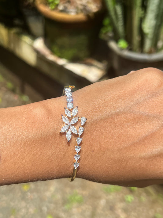 Premium daimond finish Cz ad openable bracelet product code B21