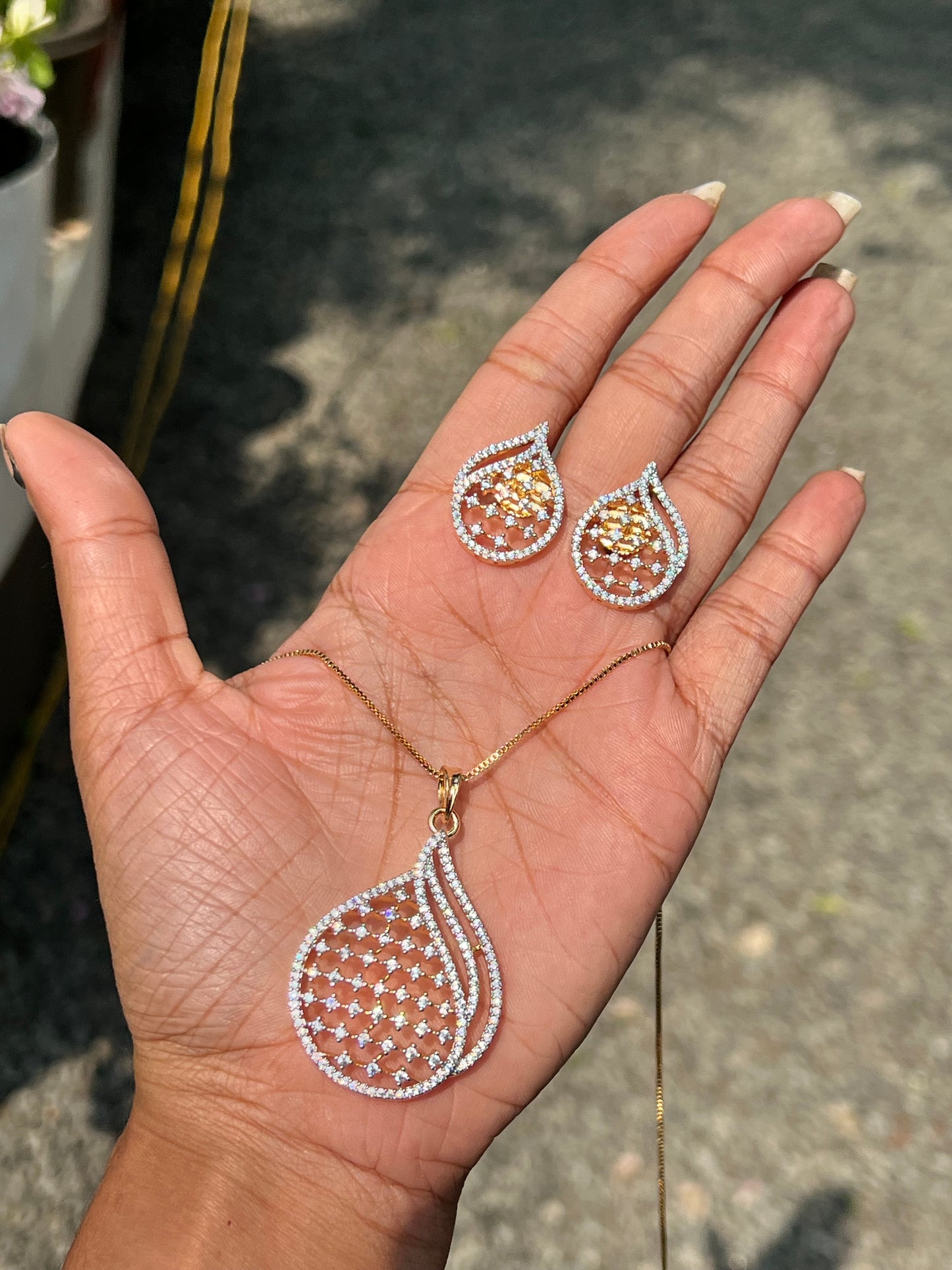 Premium diamond finish pendant set with chain product code D63