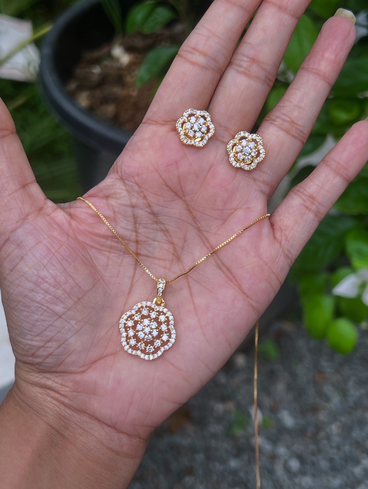 Premium gold plated pendant set with gold plated chain product code G83