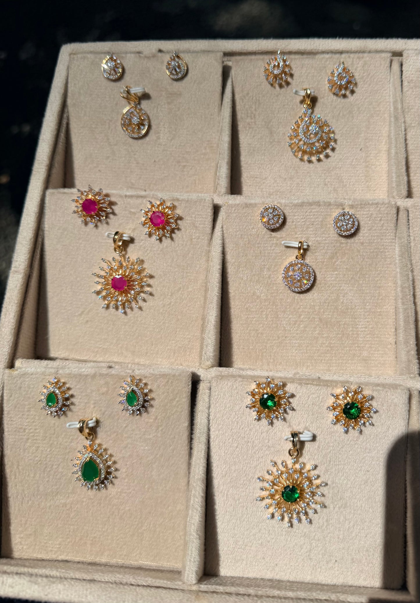 Premium diamond finish pendant set product code D400