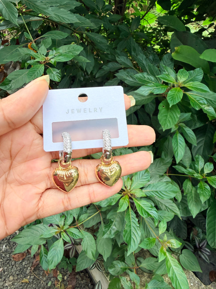 Premium quality 18k gold plated zircon stone heart shape asymmetrical clip earrings product code AT41