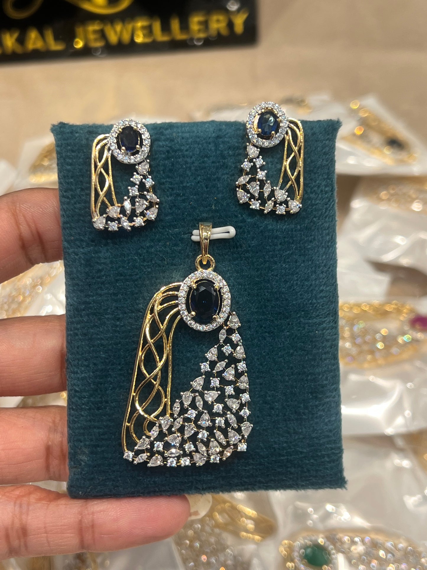 Premium daimond finish pendant set with long chain product code D39