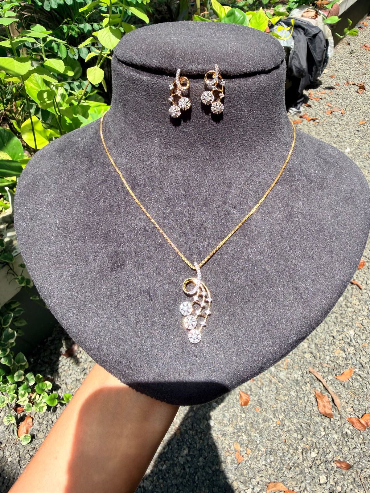 Premium diamond finish pendant set with chain product code D434