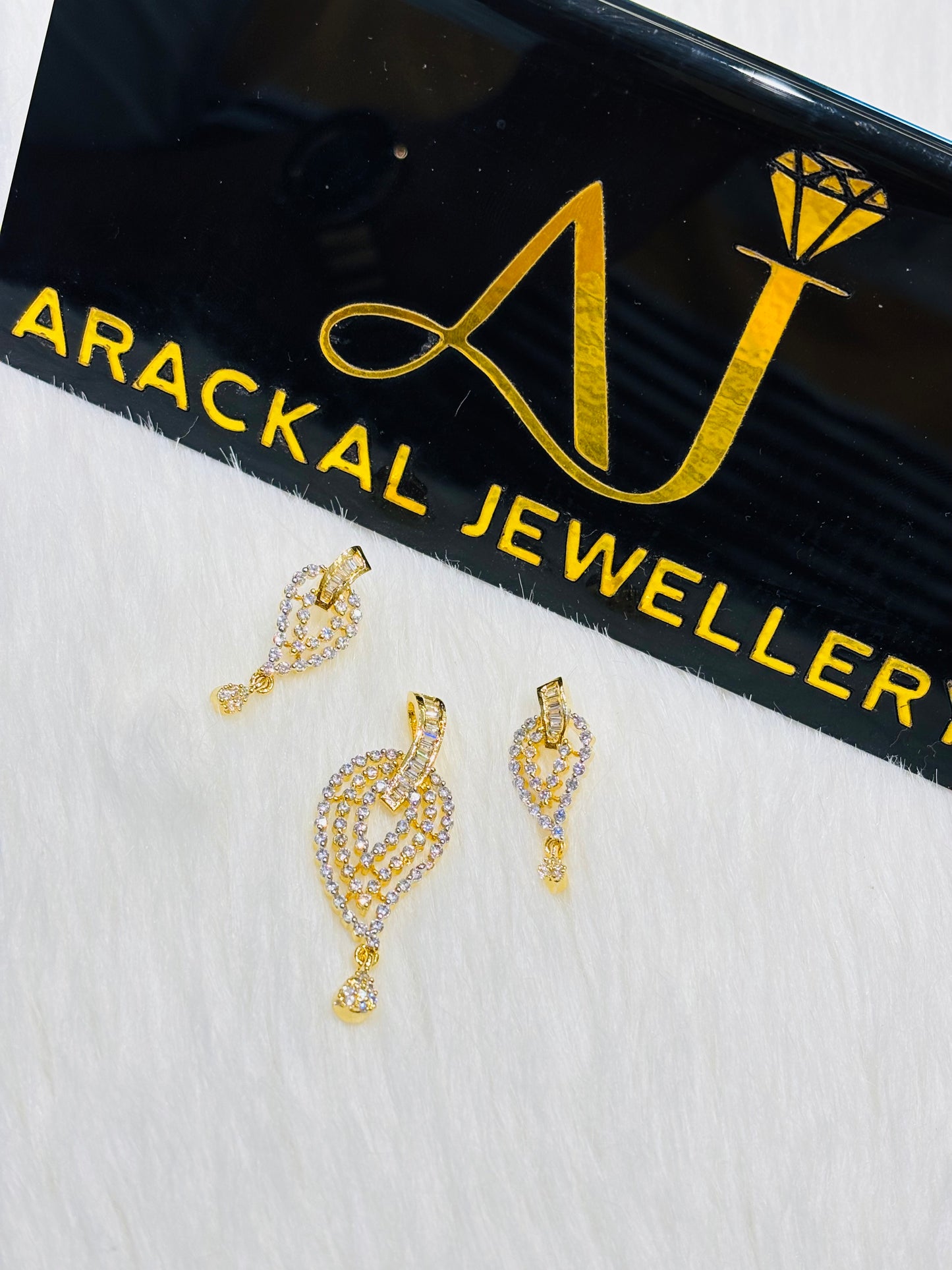 Premium quality micro gold plated daimond replica pendant set product code N255