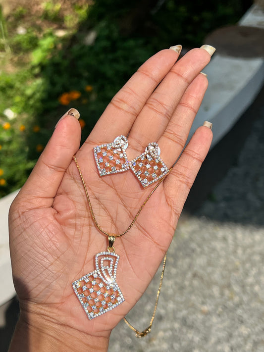 Premium daimond finish pendant set with chain product Code 131
