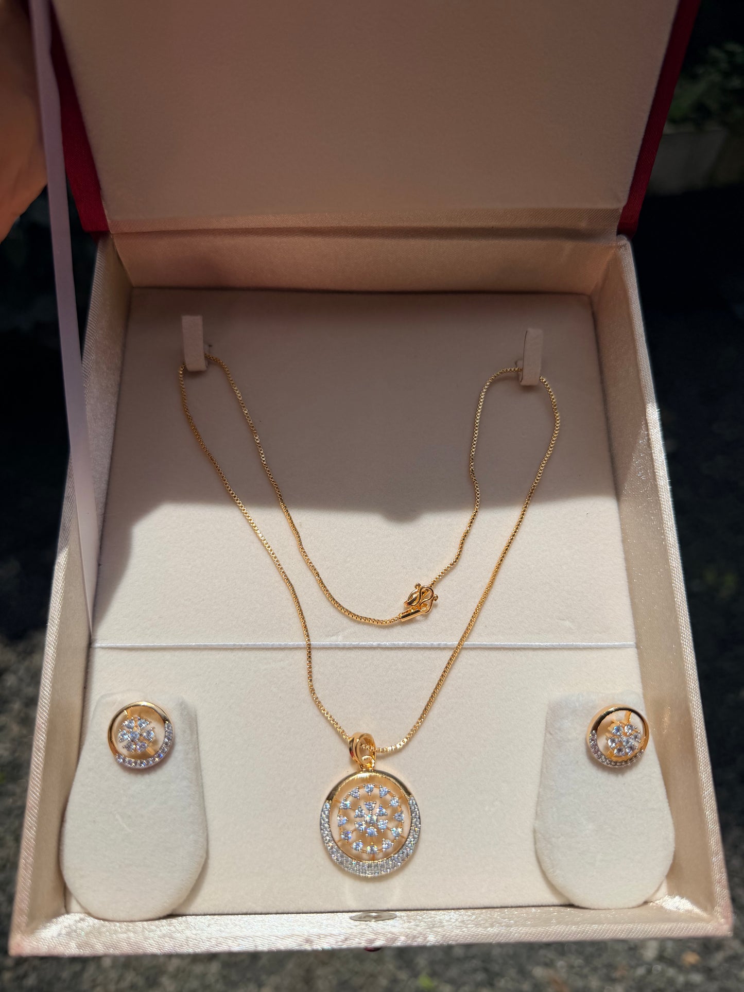 Premium diamond finish pendant set with chain product code D387