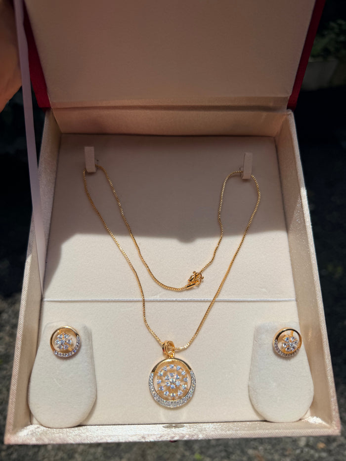 Premium diamond finish pendant set with chain product code D387