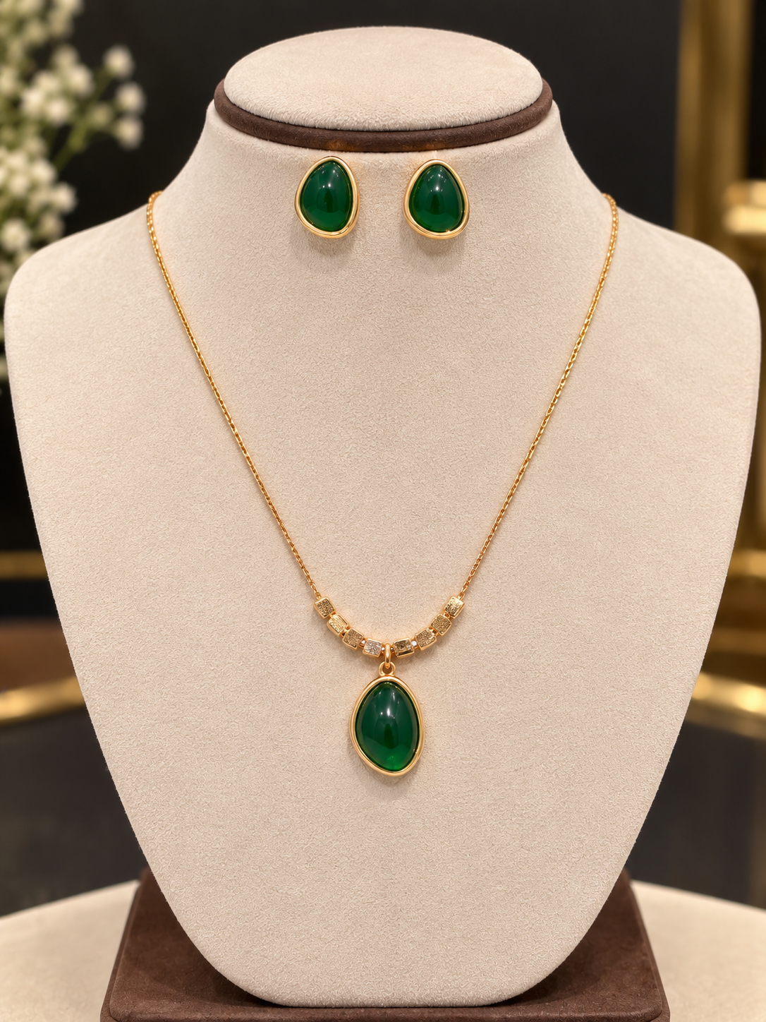 Premium anti tarnish stainless steel green pendant necklace with stud Product code AT27