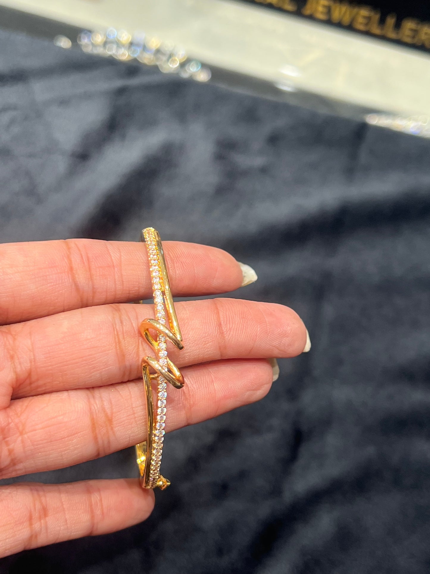Premium gold plated daily openable ad bracelet product code B106