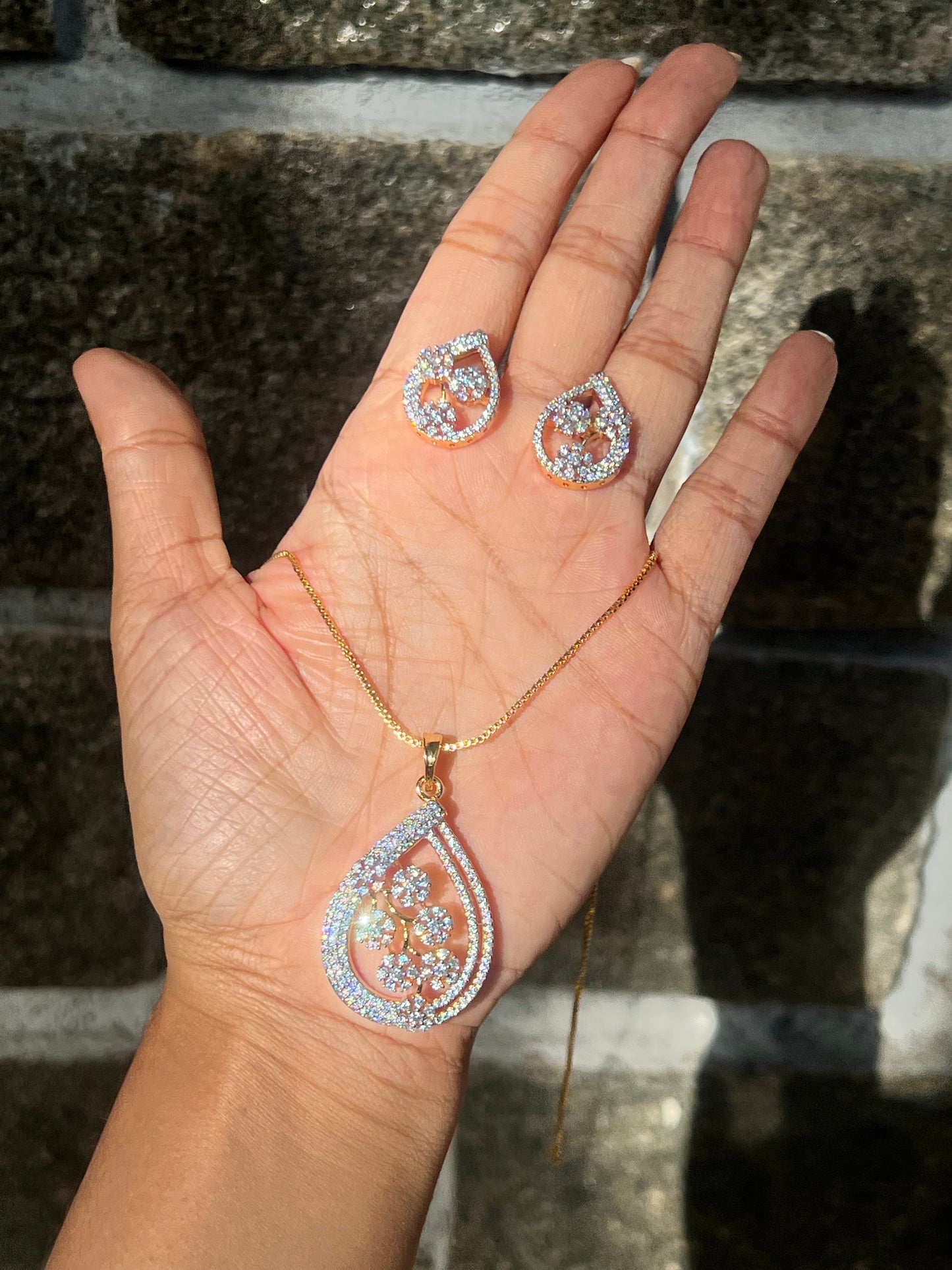 Premium diamond finish pendant set with chain product code D324