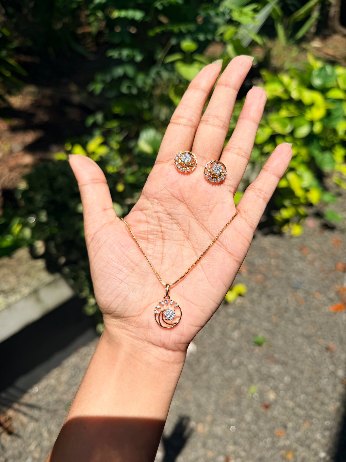 Premium diamond finish pendant set with chain Product code D433