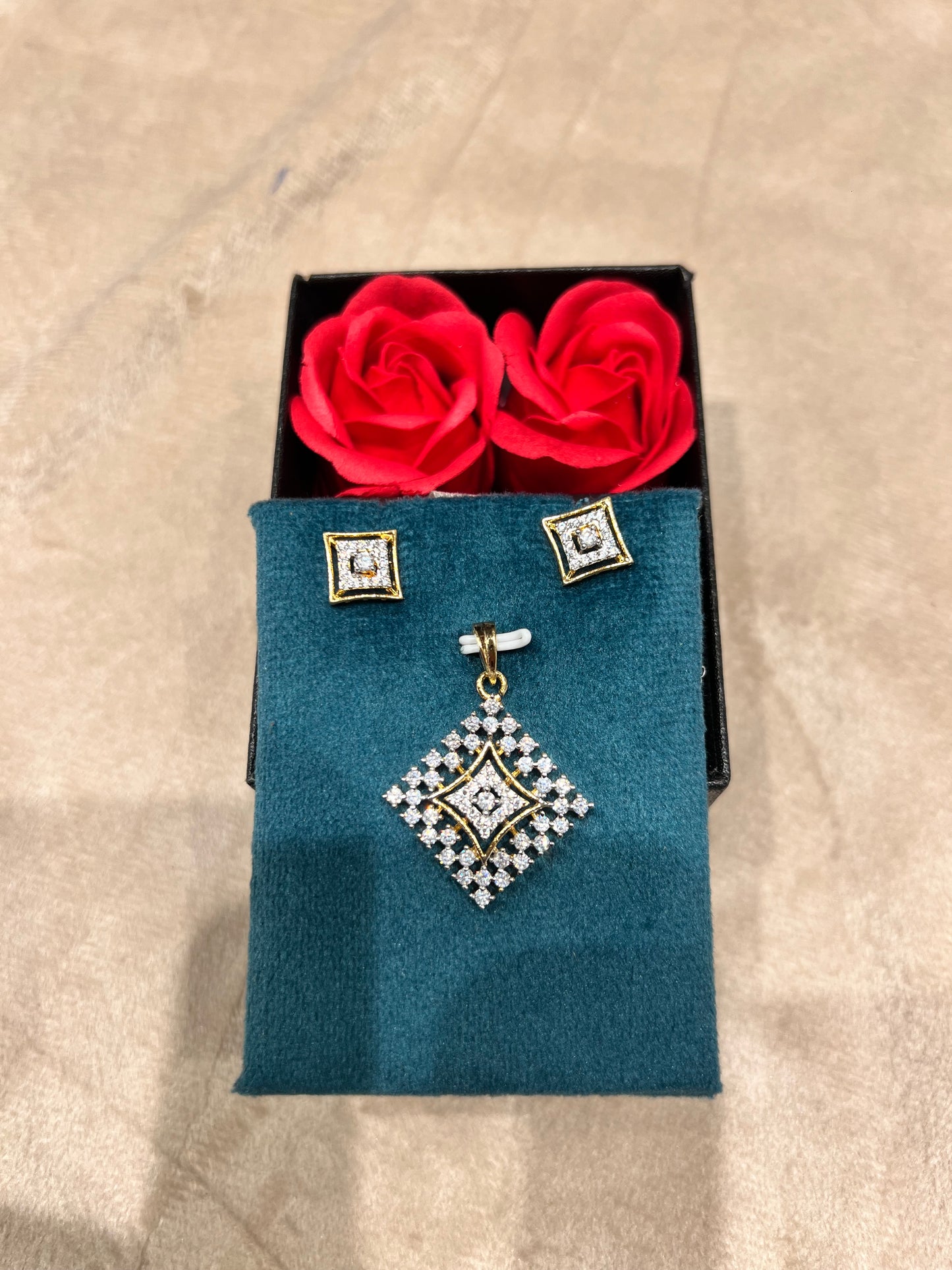 Premium diamond finish pendant set with chain product code D363