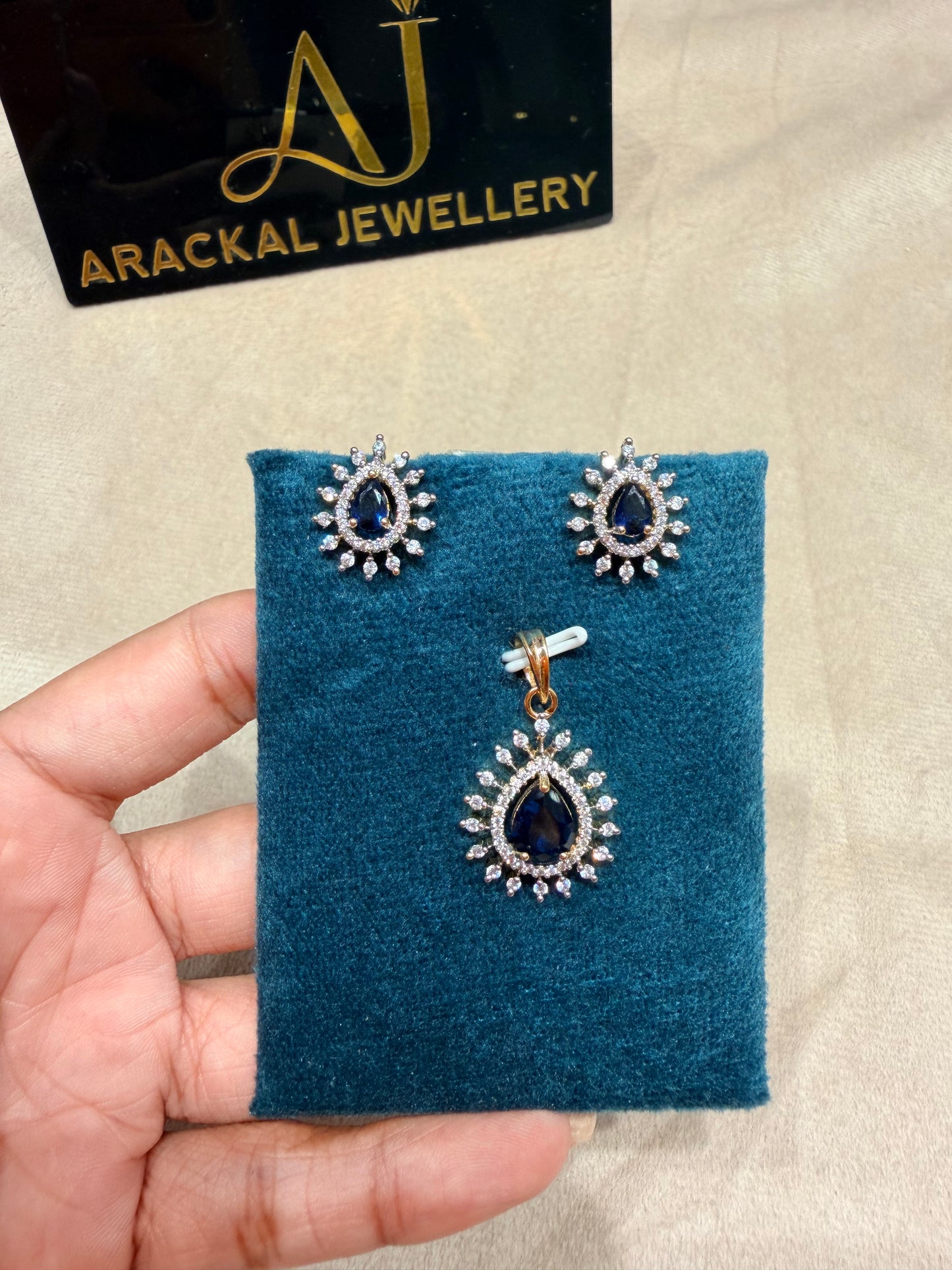 Premium diamond finish pendant with stud product code D392