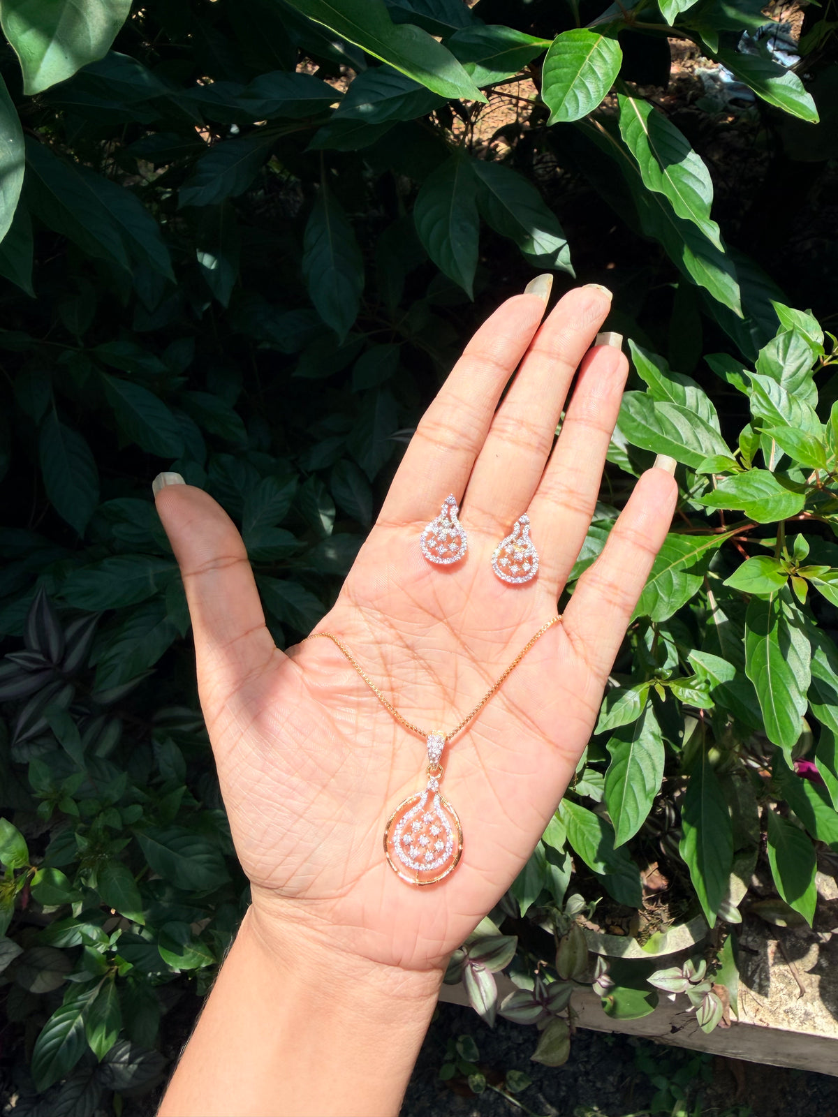 Premium diamond finish pendant set with chain product code D410