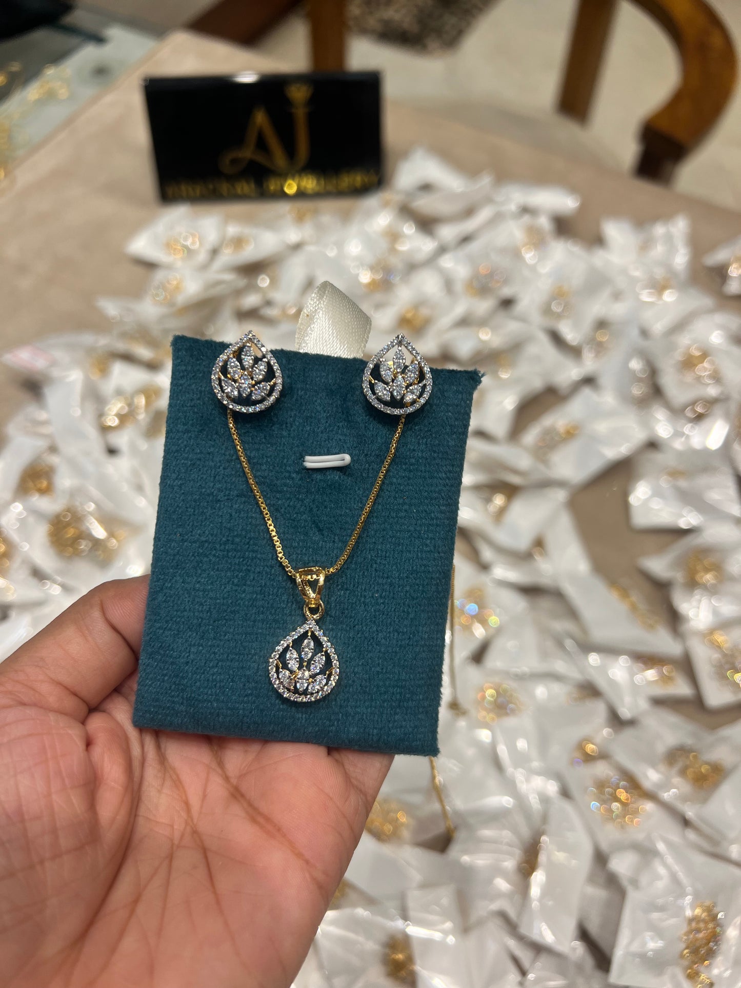 Premium diamond finish pendant set with chain