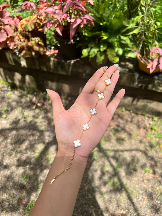 Premium anti tarnish clover bracelet product code B54