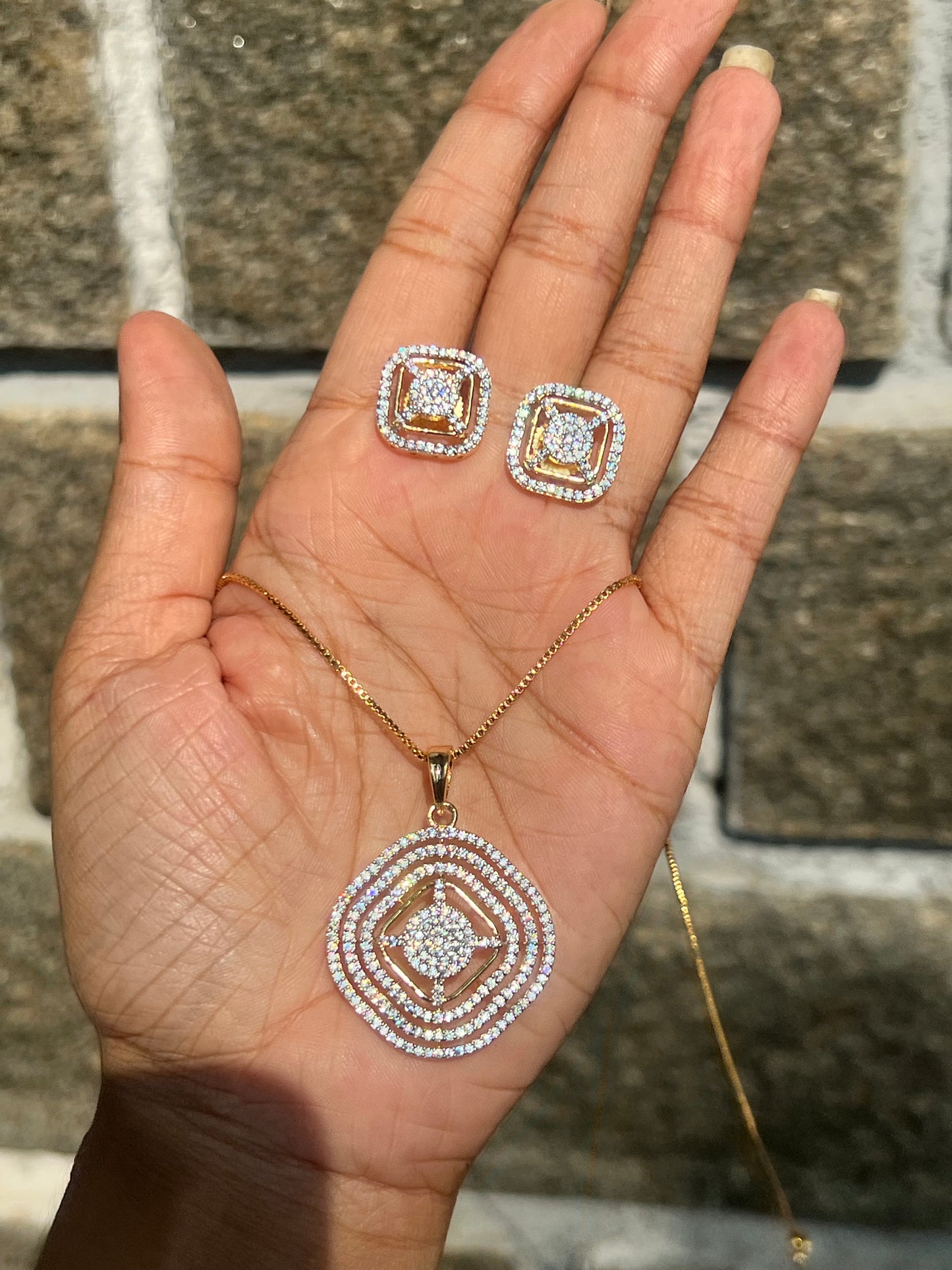 Premium diamond finish pendant set with chain product code D127