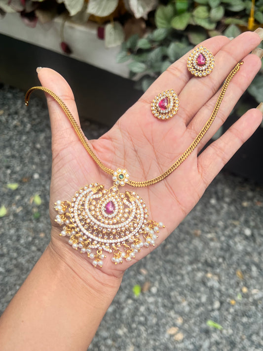 Premium quality non idol chain with attached pendant with stud product code T22