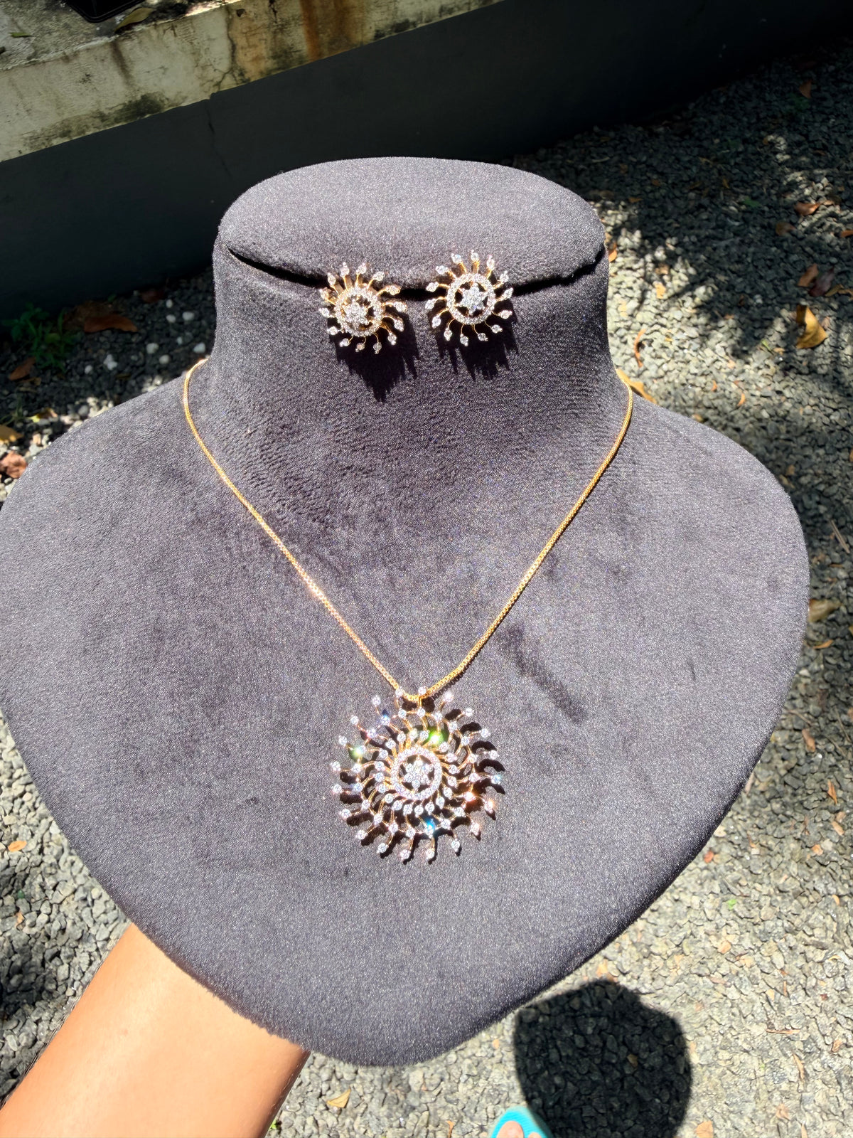Premium diamond finish pendant set with chain product code D404