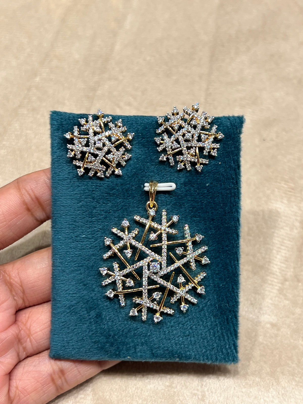 Premium diamond finish pendant set with 8pidichain product code D362
