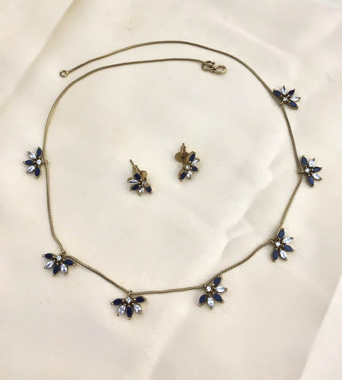 Premium chain with cute half flowers necklace set product code 1032
